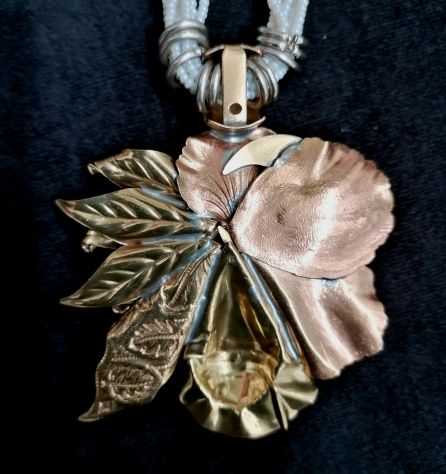 COLLIER MULTIFILO IN MICRO-PERLE E GRANDE PENDENTE DORATO EPOCA 1950-60. - Foto 5