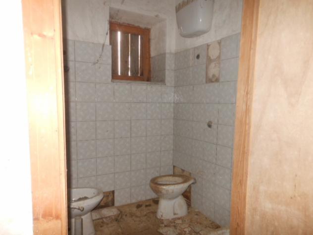 Casa indipendente affiancata per un lato su due livelli per un totale di mq 80 con terreno circostante di mq 3.000 - Foto 10