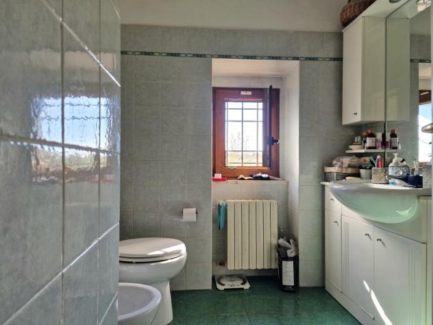 MONTIGNOSO, villetta a schiera con giardino angolare a circa 3,5 km dal mare della Versilia. L'immobile è composto di sala, cucina, disimpegno, camera - Foto 16