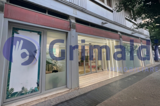 Oltre 3 vetrine in affitto a Lecce