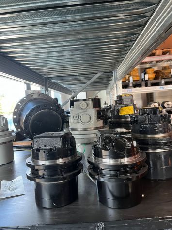 Motoriduttore per KOMATSU PC16R-3
