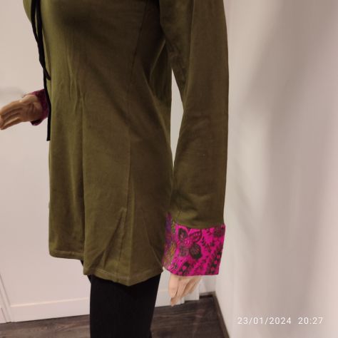 Felpa verde con inserti e cappuccio - Foto 4