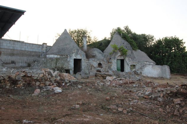 VENDITA COMPLESSO DI TRULLI CON TERRENO SPECCHIA TARANTINA