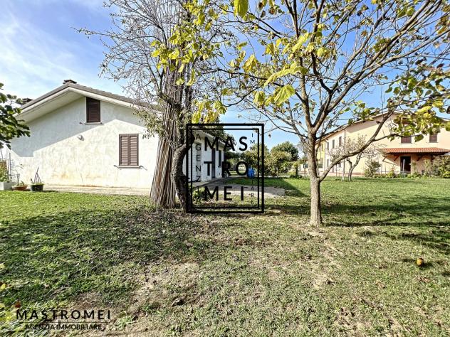 CASA INDIPENDENTE di 9 vani e di 300 mq (ALTOPASCIO) rif. 3404