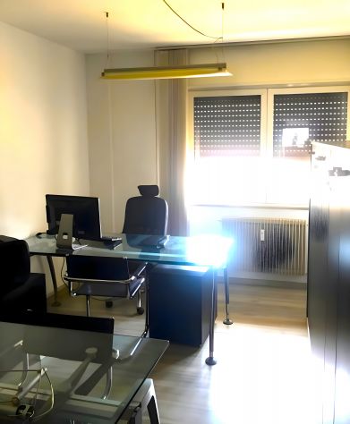 Via Zambra - Ampio ufficio con posti auto - Foto 5