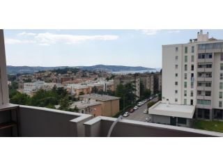 Trilocale arredato con balcone in zona Valmaura