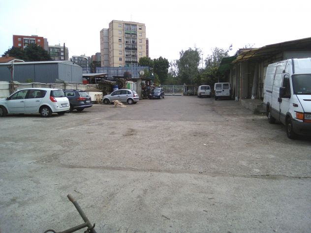Vendesi capannoni con un ampio spazio di terreno su una superficie di 1.800 mq - Foto 3