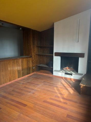 VILLA SINGOLA CON DUE APPARTAMENTI DA PARZIALMENTE RISTRUTTURARE - Foto 9