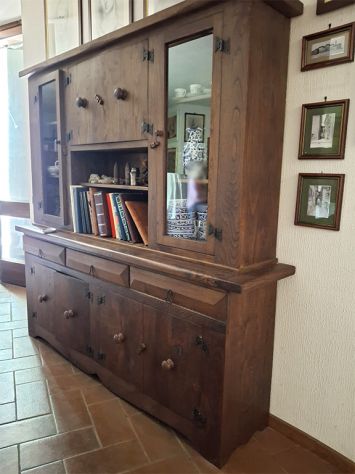 Pregiati Arredi Artigianali in Legno Massello in Stile Rustico.