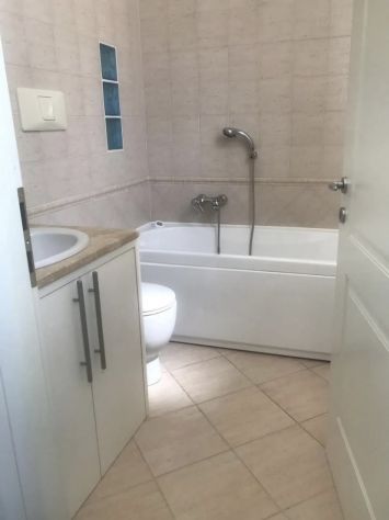 FIUMICINO TRILOCALE ARREDATO CON TERRAZZO E DOPPI SERVIZI - Foto 6