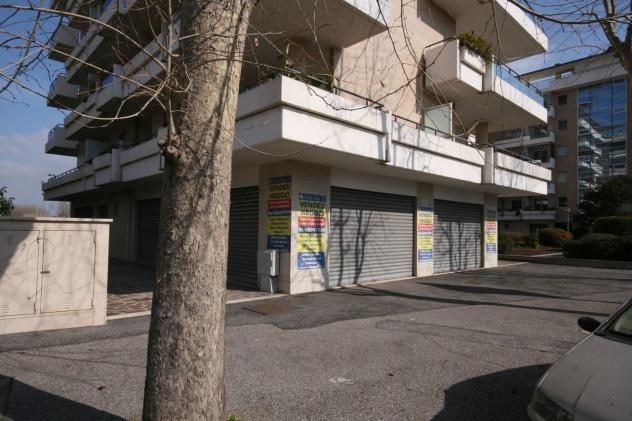 negozio in vendita a Fiumicino