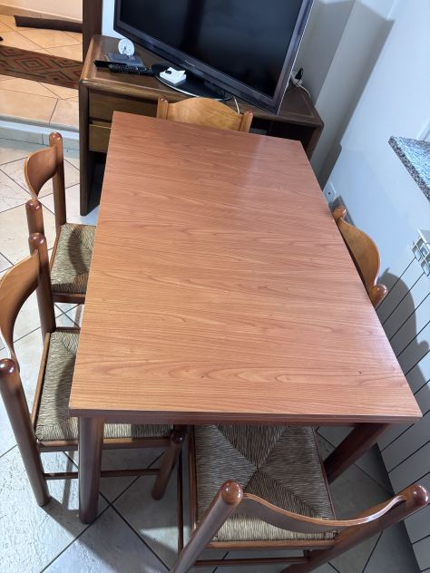 Tavolo in legno completo di 6 sedie - Foto 2