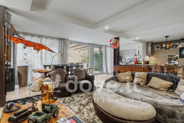 Casa indipendente di 278 m² con più di 5 locali e box auto in vendita a Bergamo