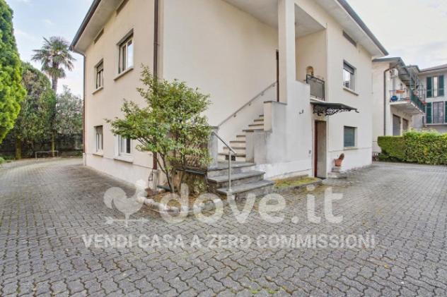 Villa di 222 m² con più di 5 locali e box auto in vendita a Laveno-Mombello