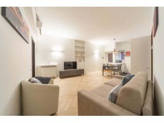 Charming 2-Bedroom Apartment in Milanese Building