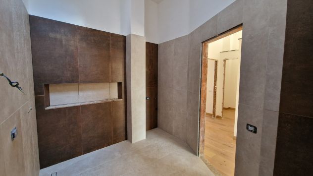 OPPORTUNITA' IMMOBILIARE IN PIENO CENTRO: INTERO FABBRICATO CON RESIDENZA - Foto 10
