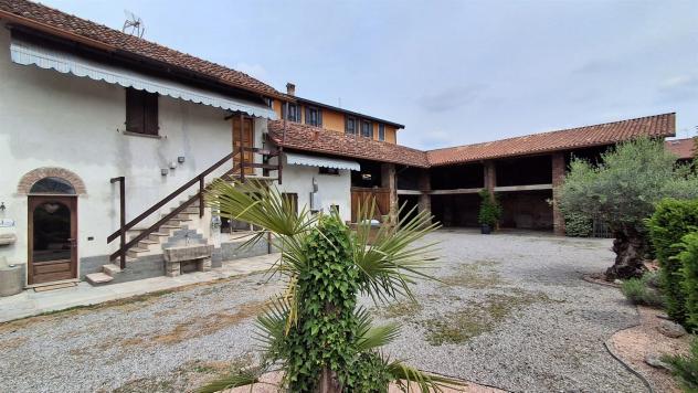 Ampio Cascinale con Corte Privata: Abitazione e Grandi Volumi Recuperabili