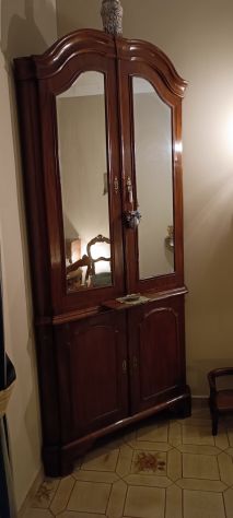 Angoliera antica con ante a specchio