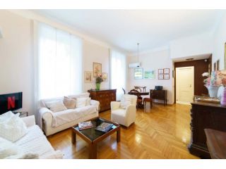Appartamento in Viale Romagna, Milano di 123 m² con 2 camere