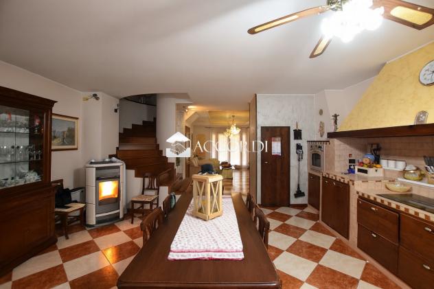 VILLA A SCHIERA di 4 vani e di 252 mq (CAERANO DI SAN MARCO) rif. CM6_1 - Foto 2