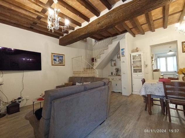 In centro storico , appartamento con ingresso indipendente e giardino privato .
Recente ristrutturazione completa .