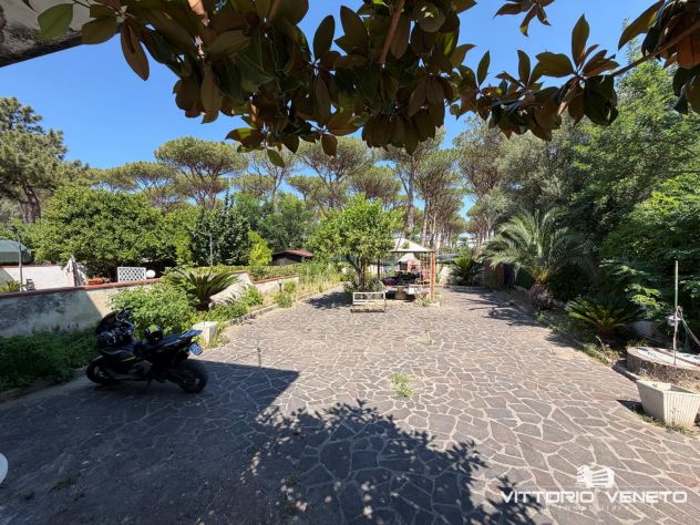 Porzione di villa indipendente su 2 livelli con giardino a pochi passi dal mare - Foto 8