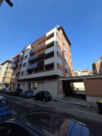 Adiacenze piazza Carducci via Cellini in stabile recente piano alto trilocale - Foto 2