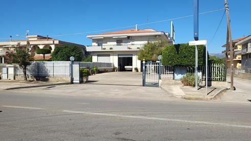 Locale commerciale con ampi spazi esterni - Foto 7