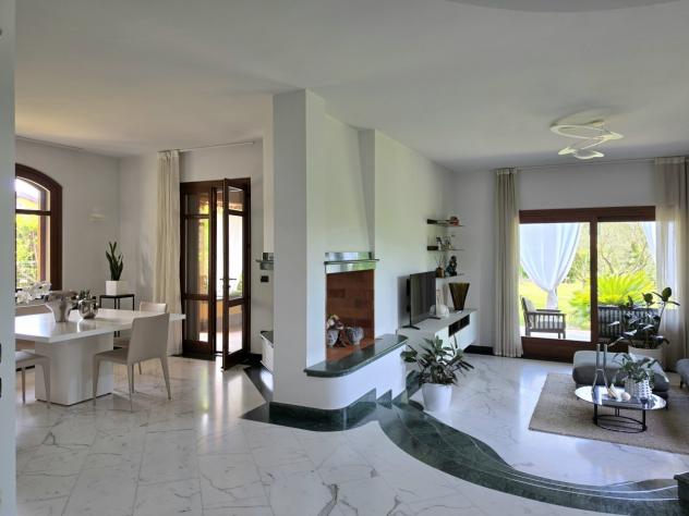 MASSA, villa di ampia metratura nella prima periferia, disposta su tre livelli con ampio giardino di circa 1.300 mq. Composta di salone con camino, cu - Foto 7
