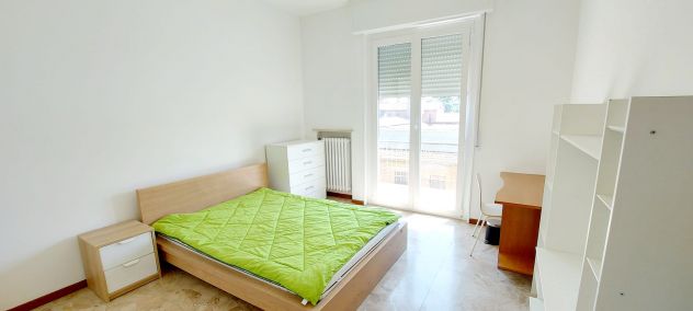 AFFITTASI TRILOCALE CON 3 STANZE PER INTERO APPARTAMENTO O PER SINGOLA STANZA
