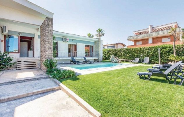 Villa con piscina fronte mare