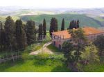 Porzione di casolare con ampio garage, resede e oliveto