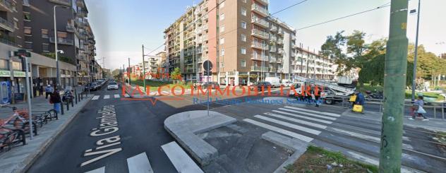 MILANO, LARGO GIAMBELLINO 126 - VENDESI NEGOZIO 1 LUCE 35 MQ A REDDITO 8,3%