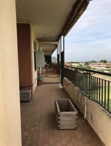 POMEZIA AMPIO BILOCALE ARREDATO CON TERRAZZO PRIVATO - Foto 14