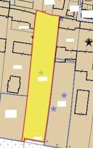 Posizionato nella zona sud rispetto al centro paese, terreno edificabile a forma rettangolare con possibilità di realizzare diverse unità abitative. L