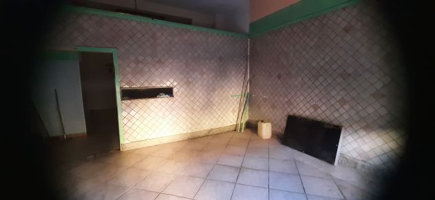 MAGAZZINO FRONTE STRADA CON SERVIZIO E SERRANDA ELETTRICA