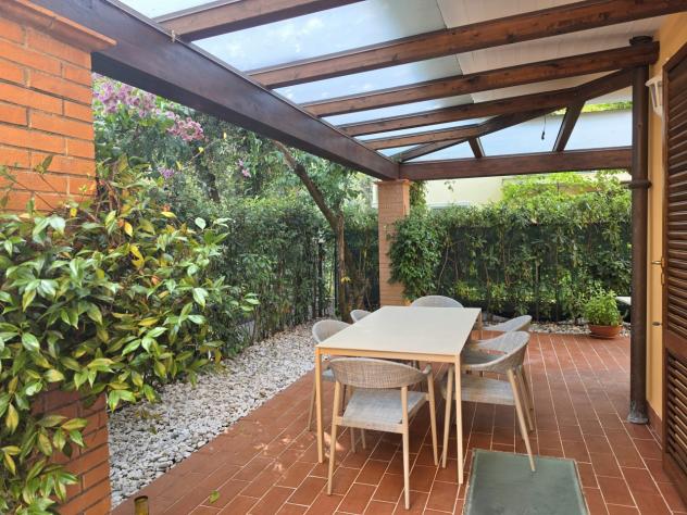 RONCHI, a soli 500 metri dal mare della Riviera Apuana, elegante villetta a schiera d'angolo con giardino su due lati e ampio pergolato. Disposta su t - Foto 4