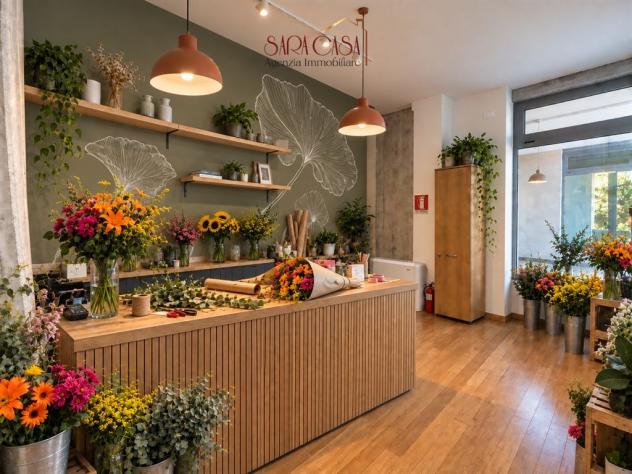 Attività commerciale con ampia vetrina sviluppata su due livelli - Foto 2