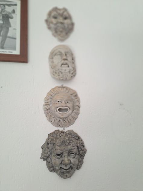 Maschere allegoriche in terracotta