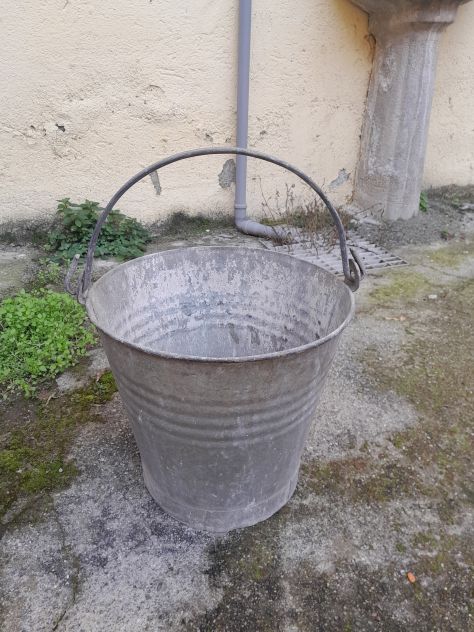 vecchio secchio zinco