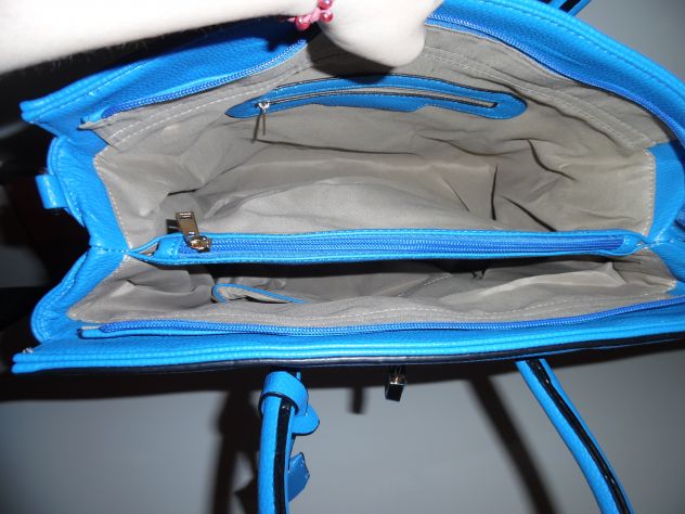 UNA BORSA NUOVA GRANDE DA DONNA CON TRACOLLA REMOVIBILE E REGOLABILE IN ECO PELL - Foto 9
