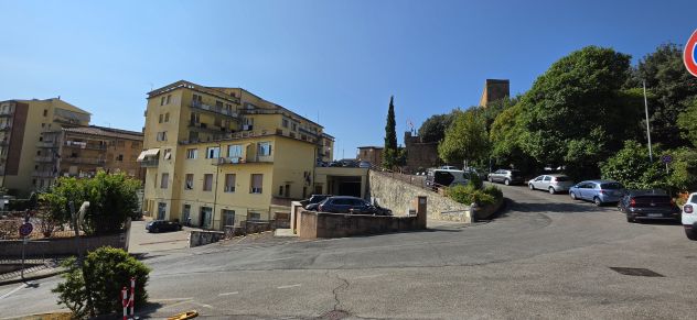 UFFICIO FUORI P.PISPINI CON POSTO AUTO ESCLUSIVO - PARI AL NUOVO * SIENA