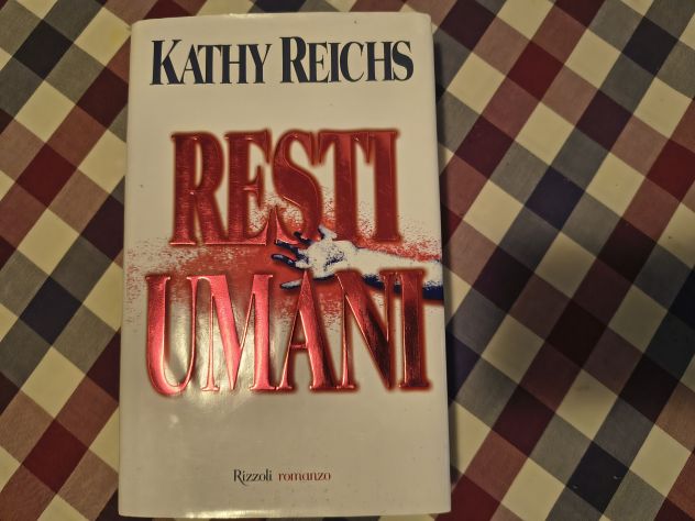 Libro Resti umani di Kathy Reichs.