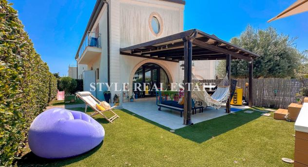 Un'Oasi Mediterranea: Trilocale con Giardino e Piscina a 250 Metri dal Mare