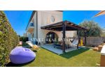 Un'Oasi Mediterranea: Trilocale con Giardino e Piscina a 250 Metri dal Mare