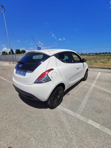 Lancia Ypsilon 1.2 69 CV 5P. GPL Ecochic Silver - Foto 6