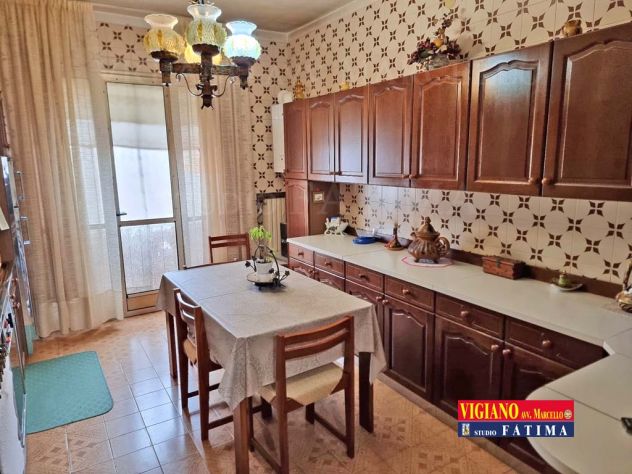 VENDESI - TRATTABILE -VIA IMPERIALE 22 - VANI 4/MQ.144 CAT - 2 BAGNI, POSTI AUTO - Foto 6