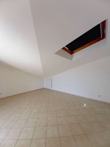 CAPENA TRILOCALE DISTRIBUITO SU 2 LIVELLI SEMI-ARREDATO CON BALCONE DOPPI SERVIZ - Foto 7