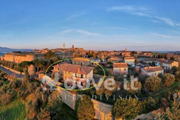 Rustico / Casale di 900 m² con più di 5 locali e box auto in vendita a Pienza