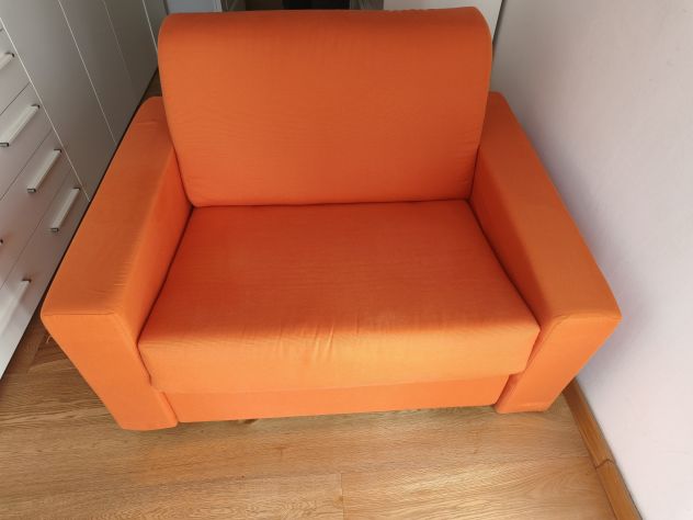 Poltrona letto con pouf e cuscini